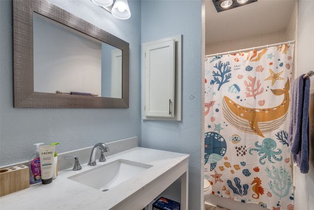 212 Valley Spring Drive, Arlington, TX 76018