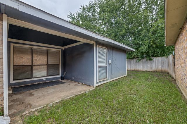212 Valley Spring Drive, Arlington, TX 76018