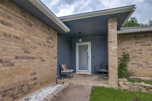 212 Valley Spring Drive, Arlington, TX 76018