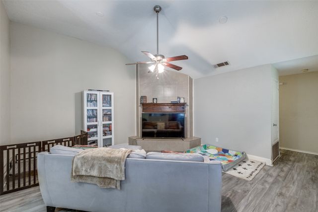 212 Valley Spring Drive, Arlington, TX 76018