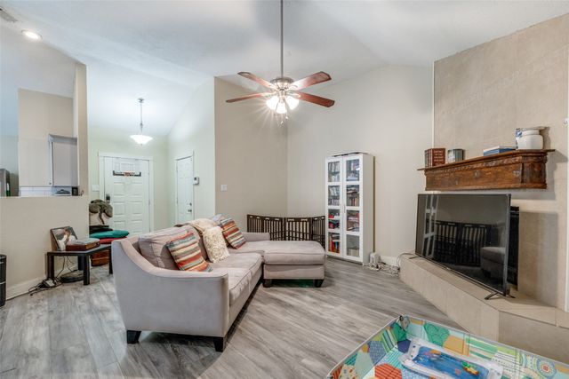 212 Valley Spring Drive, Arlington, TX 76018