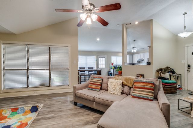 212 Valley Spring Drive, Arlington, TX 76018