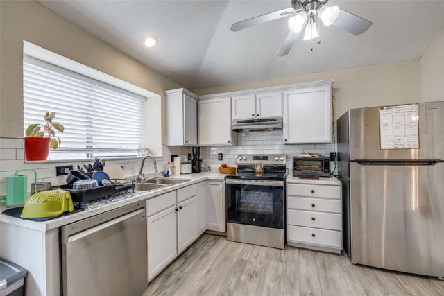 212 Valley Spring Drive, Arlington, TX 76018