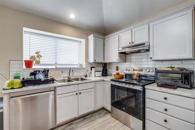 212 Valley Spring Drive, Arlington, TX 76018
