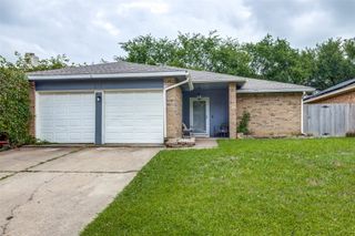 212 Valley Spring Drive, Arlington, TX 76018