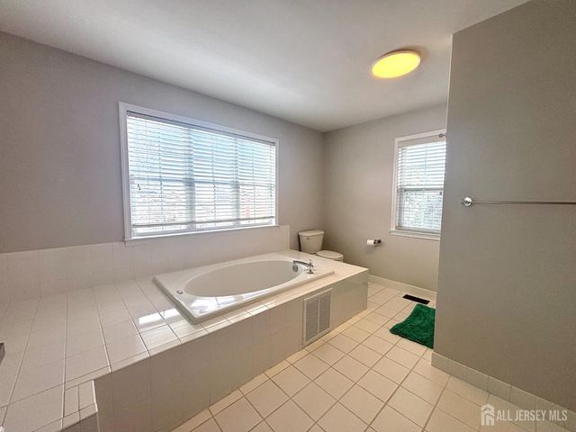 18 Seminole Court, Monroe, NJ 08831