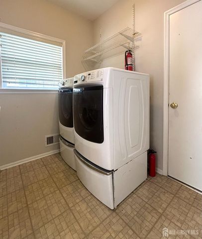 18 Seminole Court, Monroe, NJ 08831