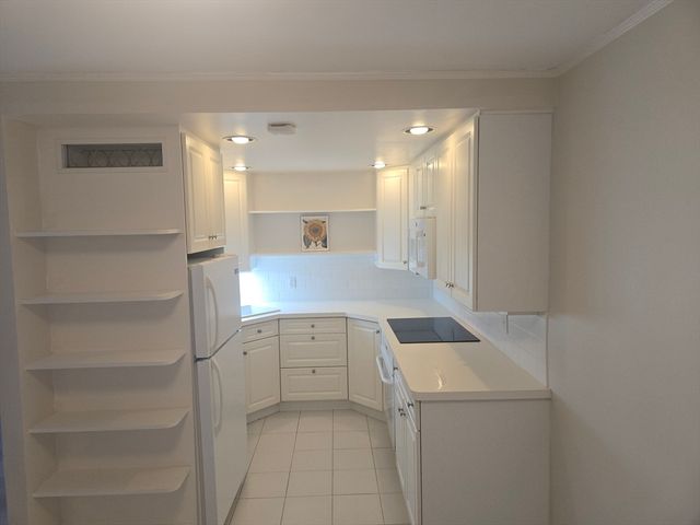 58 Broadlawn Park 512, Boston, MA 02132