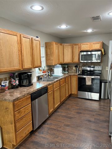 112 N Hayden Street, Chouteau, OK 74337