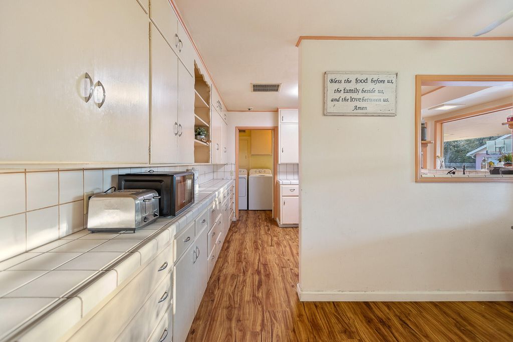 Image 13 of property listing at 61 Carmelita Street, Porterville, CA 93257