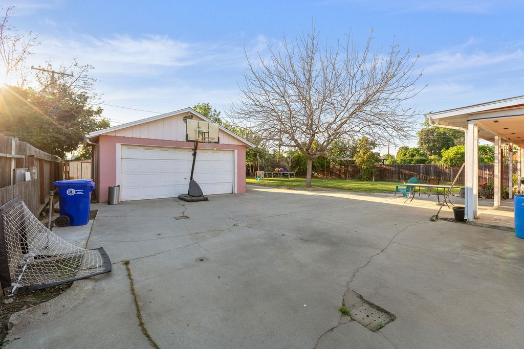 Image 28 of property listing at 61 Carmelita Street, Porterville, CA 93257