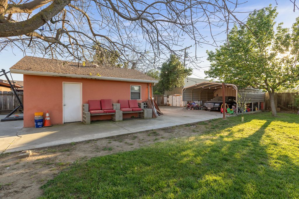 Image 32 of property listing at 61 Carmelita Street, Porterville, CA 93257