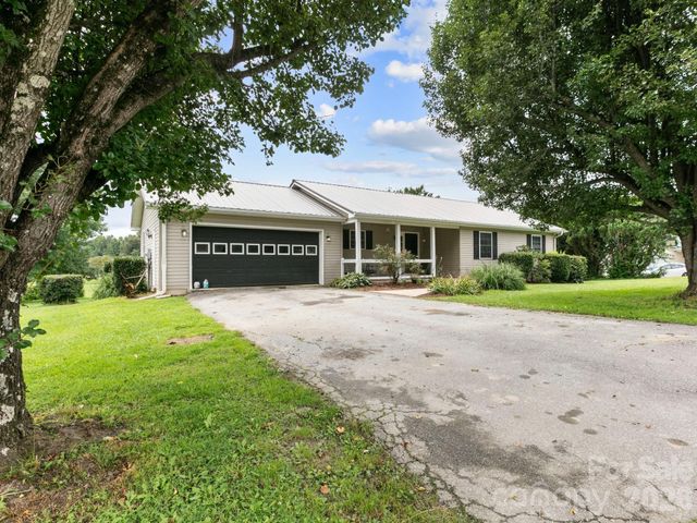 11 Cathy Court, Hendersonville, NC 28792