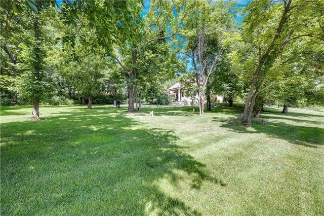 18340 Mohawk Lane, Stilwell, KS 66085