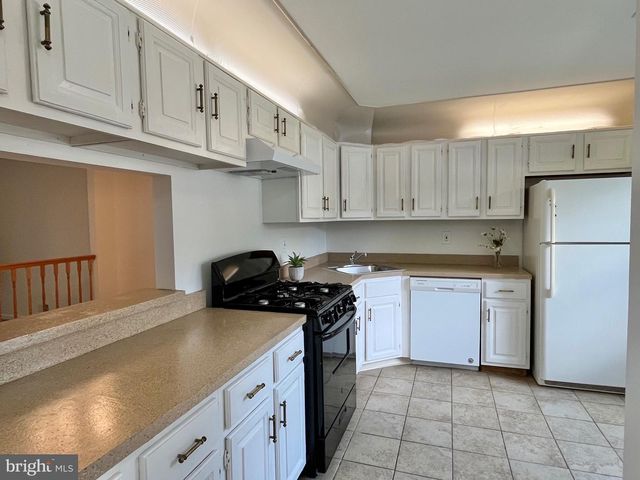32 PAGODA CT, Lawrence, NJ 08648
