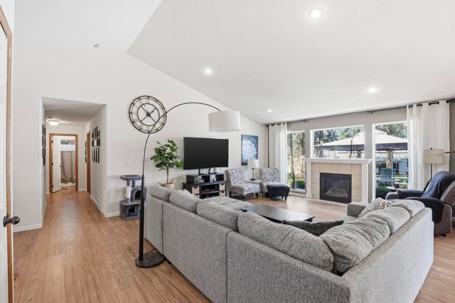 6261 Jenna Dr, Nine Mile Falls, WA 99026