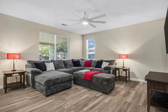 3039 SE Sunnyside Court, Visalia, CA 93292