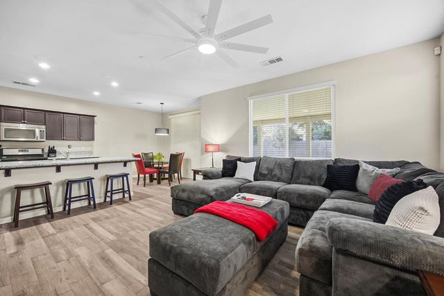 3039 SE Sunnyside Court, Visalia, CA 93292