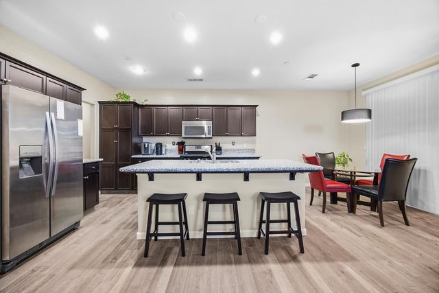 3039 SE Sunnyside Court, Visalia, CA 93292