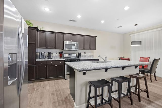 3039 SE Sunnyside Court, Visalia, CA 93292