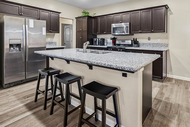 3039 SE Sunnyside Court, Visalia, CA 93292