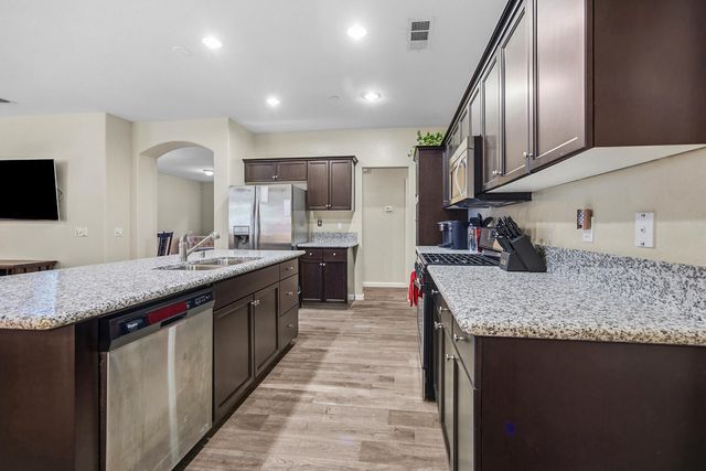 3039 SE Sunnyside Court, Visalia, CA 93292