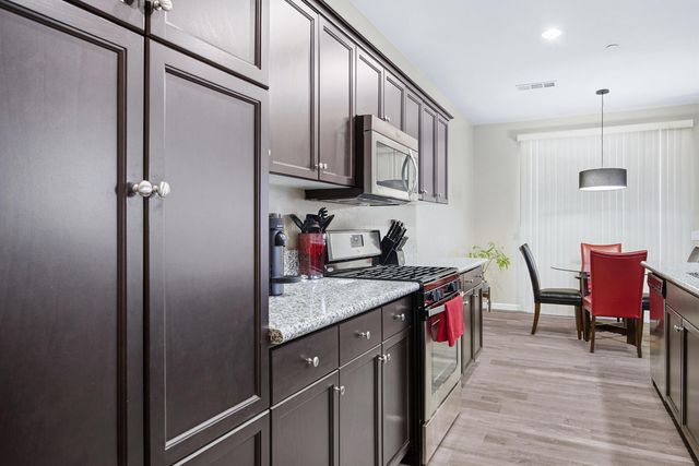 3039 SE Sunnyside Court, Visalia, CA 93292