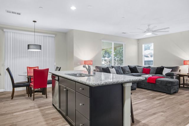 3039 SE Sunnyside Court, Visalia, CA 93292