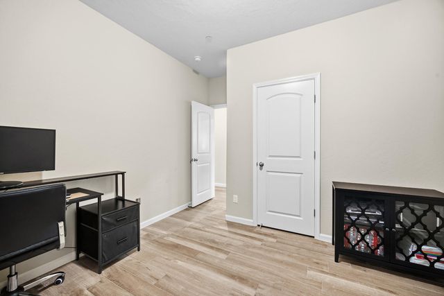 3039 SE Sunnyside Court, Visalia, CA 93292