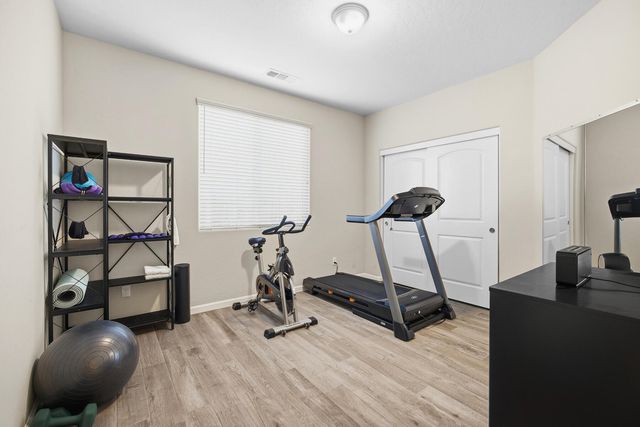 3039 SE Sunnyside Court, Visalia, CA 93292