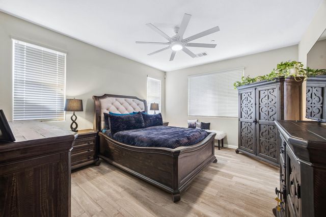 3039 SE Sunnyside Court, Visalia, CA 93292