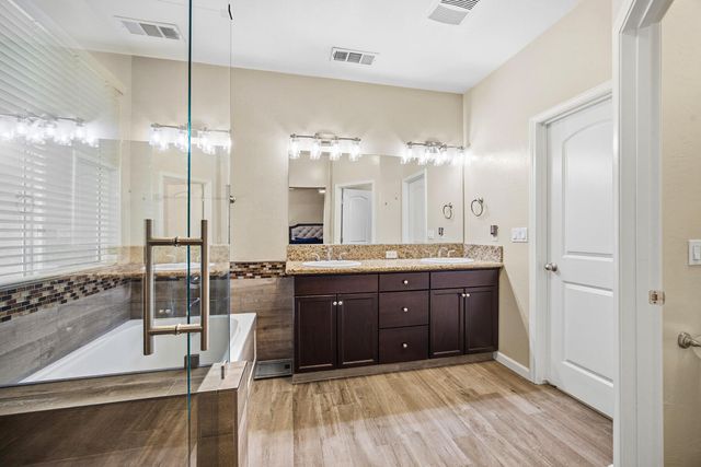 3039 SE Sunnyside Court, Visalia, CA 93292