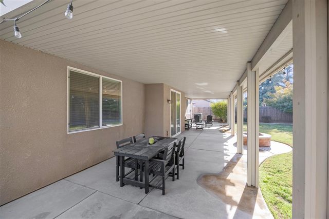 3039 SE Sunnyside Court, Visalia, CA 93292