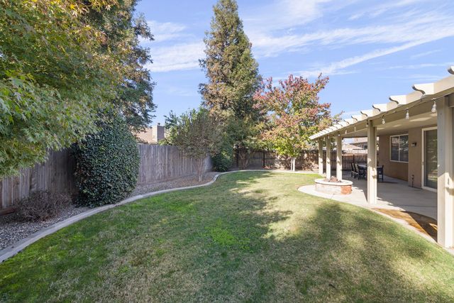 3039 SE Sunnyside Court, Visalia, CA 93292