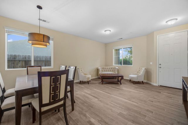 3039 SE Sunnyside Court, Visalia, CA 93292