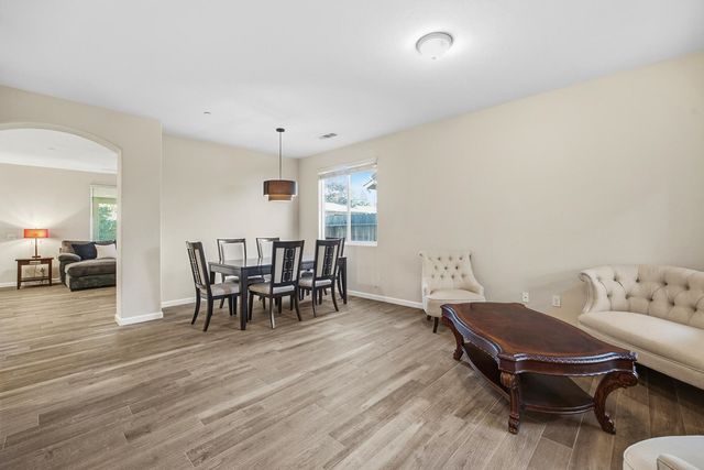 3039 SE Sunnyside Court, Visalia, CA 93292