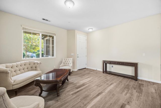 3039 SE Sunnyside Court, Visalia, CA 93292