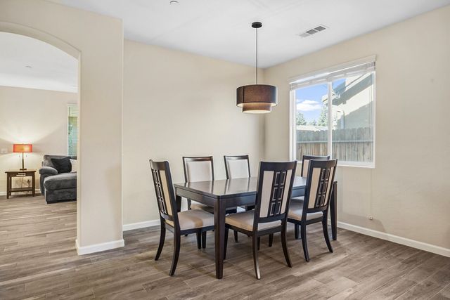 3039 SE Sunnyside Court, Visalia, CA 93292