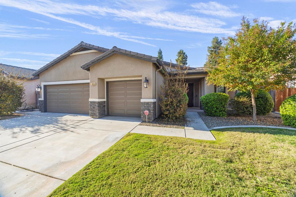 3039 SE Sunnyside Court, Visalia, CA 93292