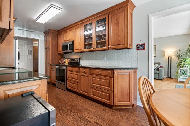 22 Park Lane 111, Park Ridge, IL 60068