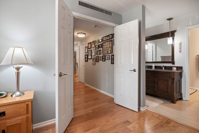 22 Park Lane 111, Park Ridge, IL 60068
