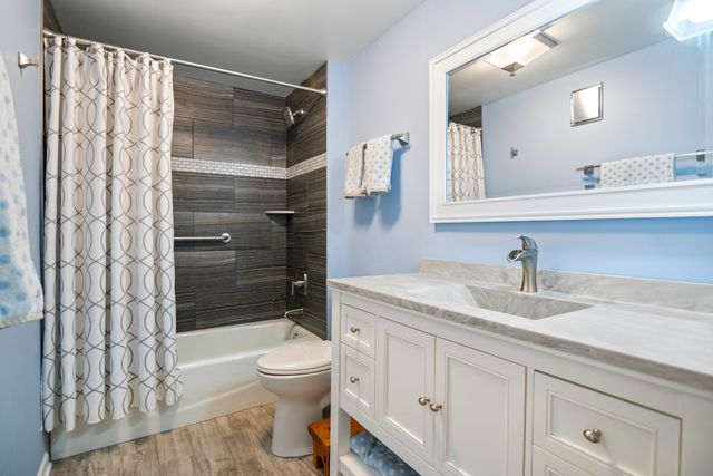 22 Park Lane 111, Park Ridge, IL 60068