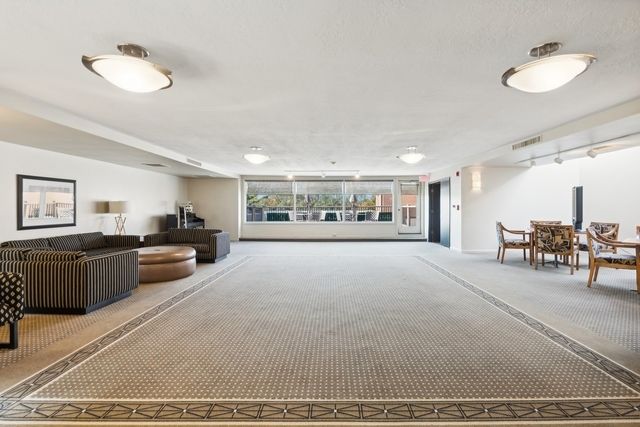 22 Park Lane 111, Park Ridge, IL 60068