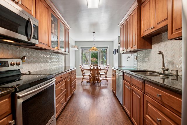 22 Park Lane 111, Park Ridge, IL 60068