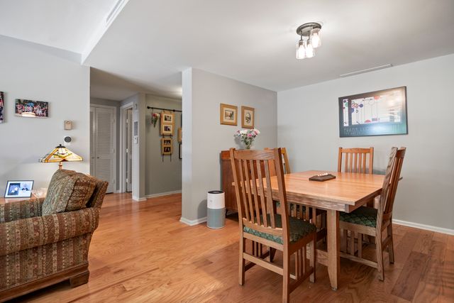 22 Park Lane 111, Park Ridge, IL 60068