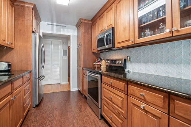 22 Park Lane 111, Park Ridge, IL 60068