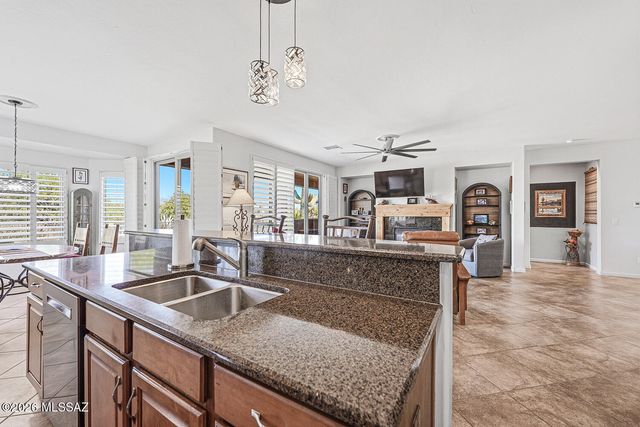 972 N Rams Head Road, Green Valley, AZ 85614