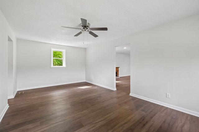 1003 Twin Creek Rd, Charlotte, TN 37036