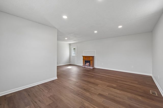 1003 Twin Creek Rd, Charlotte, TN 37036