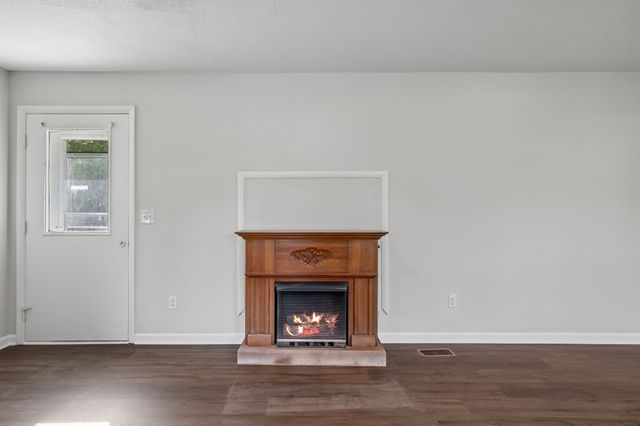 1003 Twin Creek Rd, Charlotte, TN 37036